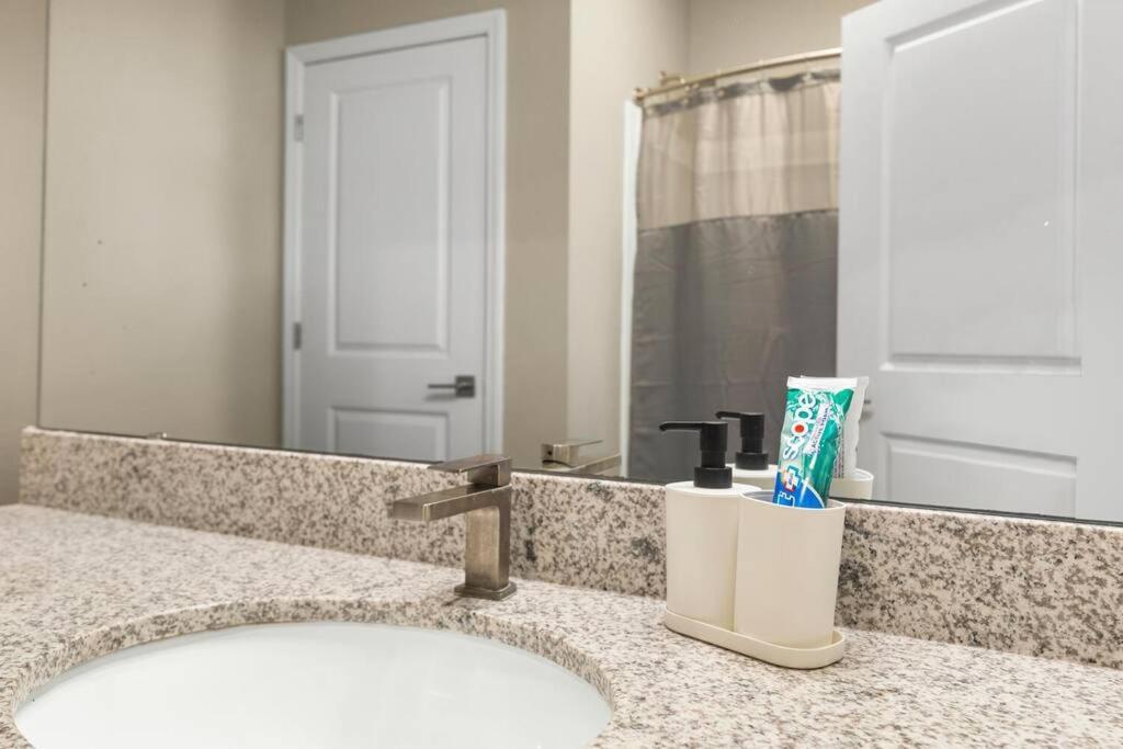 Elegant 2 Bedroom/2 Bath Condo With All Amenities Melbourne Kültér fotó